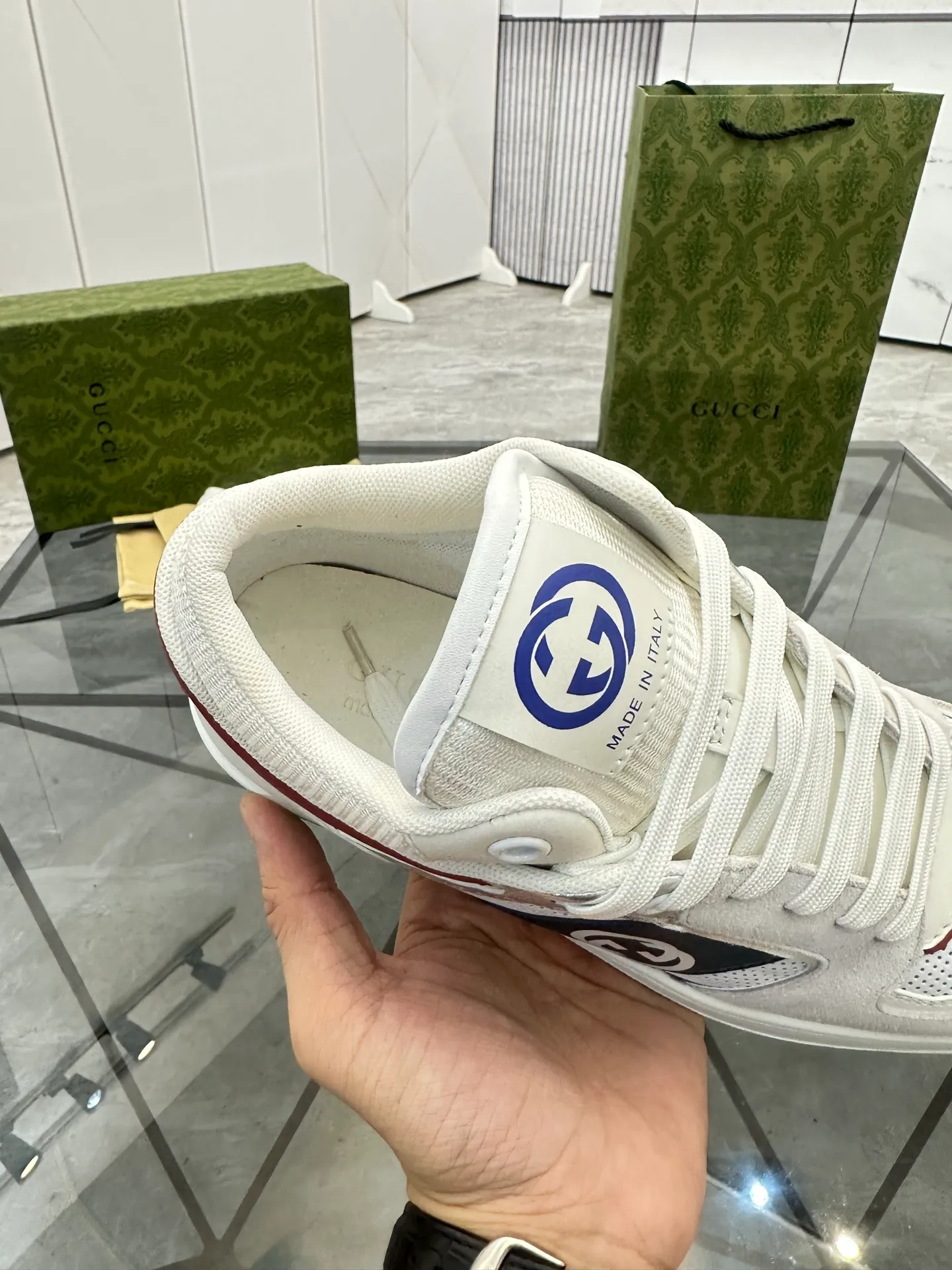 Selling men's shoes 💰: 💰P560¥ Top quality Product trademark: Gucci* "Gucci*" low-top casual shoes Regular size: 38-44 (can be customized to 45.46.) Product material: imported first-layer cowhide leather upper, breathable lining, original outsole. No.: 004